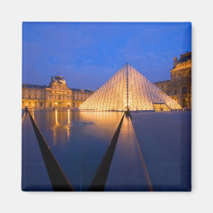 Imán Francia, París. El museo del Louvre al anochecer.