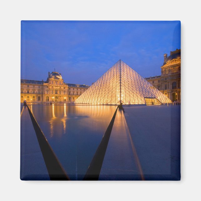 Imán Francia, París. El museo del Louvre al anochecer. (Frente)