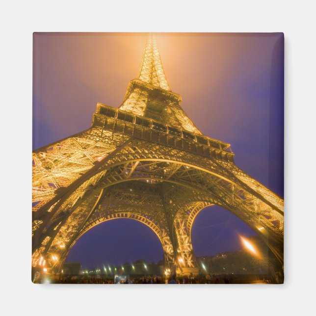 Imán Francia, París. Mirando hacia arriba desde la base (Frente)