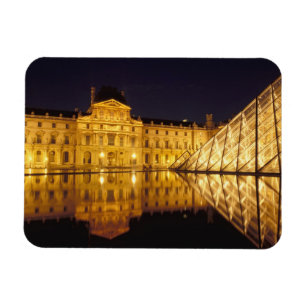 Imán Francia, París, museo Louvre de noche.
