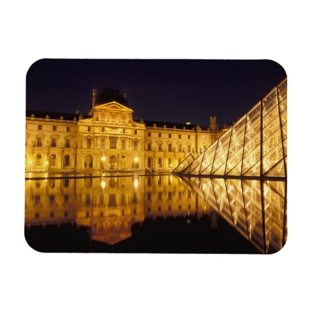 Imán Francia, París, museo Louvre de noche. (Horizontal)