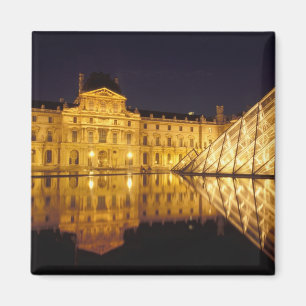 Imán Francia, París, museo Louvre de noche.