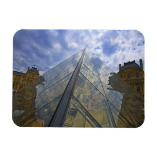 Imán Francia, París. Nubes se reflejan en el Louvre