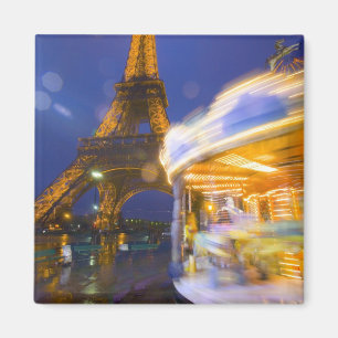 Imán Francia, París. Torre Eiffel en antiniebla ilumin