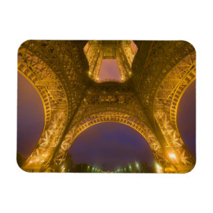 Imán Francia, París. Torre Eiffel iluminada a las 2