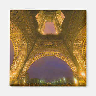 Imán Francia, París. Torre Eiffel iluminada a las 2