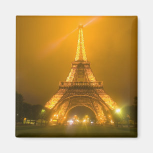 Imán Francia, París. Torre Eiffel iluminada a las 3