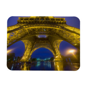 Imán Francia, París. Torre Eiffel iluminada en