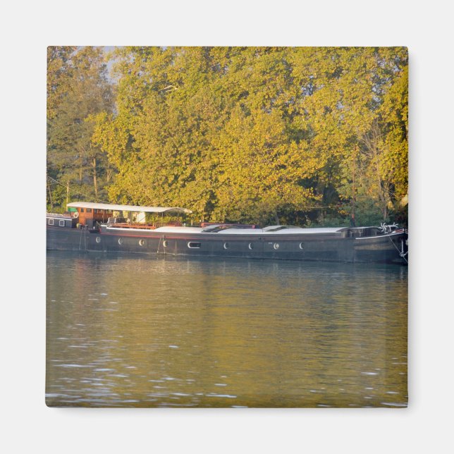 Imán Francia, río Ródano, cerca de Aviñón, barcaza a lo (Frente)