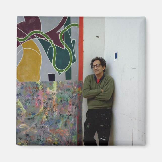 Imán Frank Stella junto a una de sus obras (Frente)