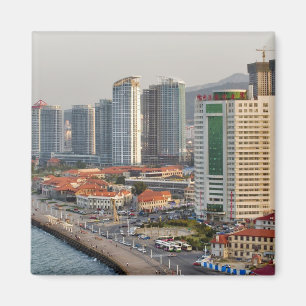 Imán Frente al mar con el horizonte de la ciudad de Yan