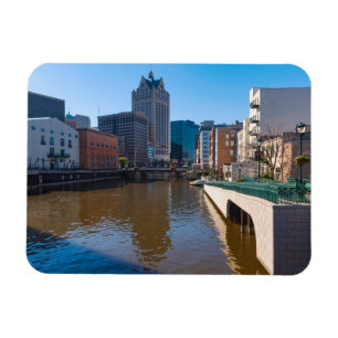 Imán frente al río desde la calle kilbourn en milwaukee