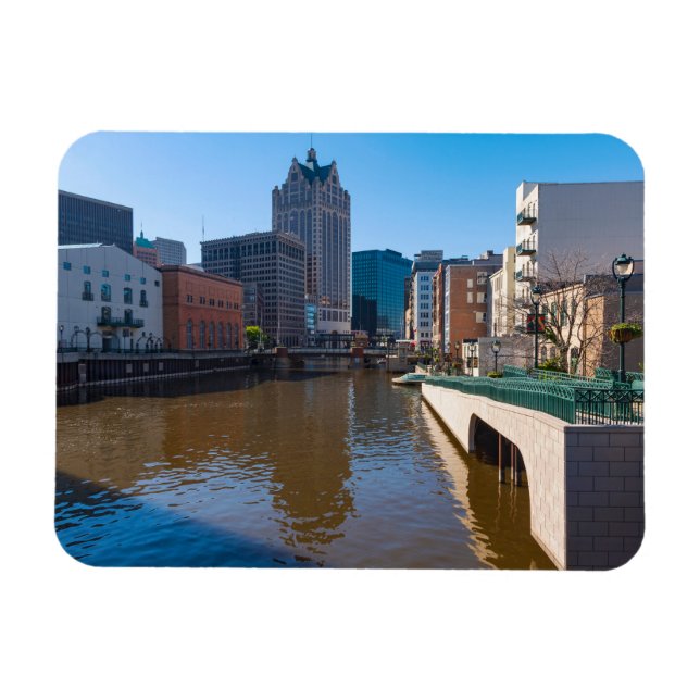 Imán frente al río desde la calle kilbourn en milwaukee (Horizontal)