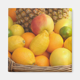 Imán Frutas tropicales en una canasta