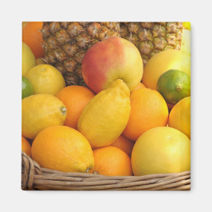Imán Frutas tropicales en una cesta