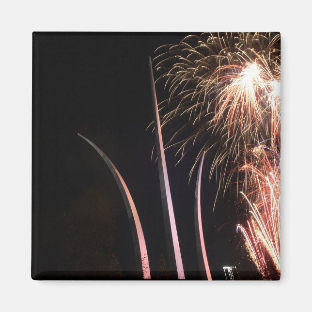 Imán Fuegos artificiales iluminan el monumento a la Fue (Frente)