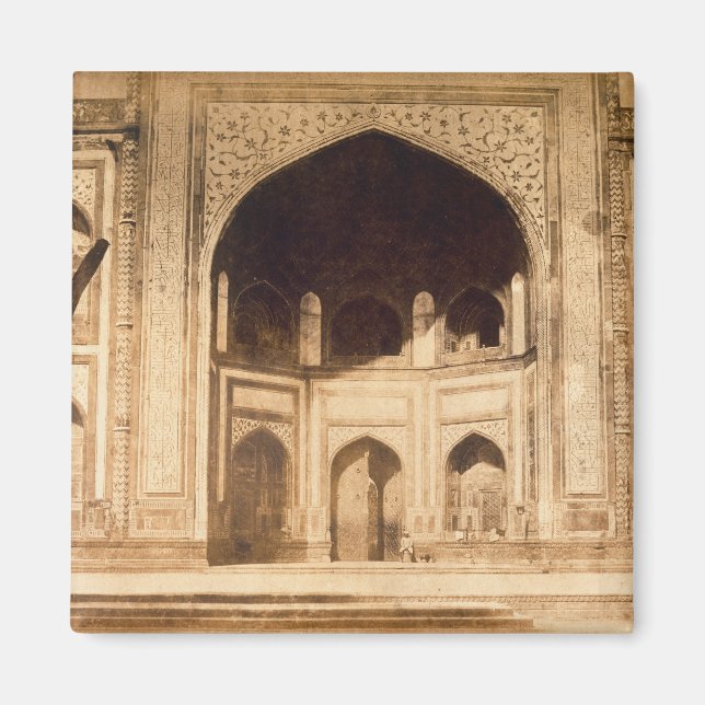 Imán Fuera del Taj Mahal, probablemente ilustrado en 'P (Frente)