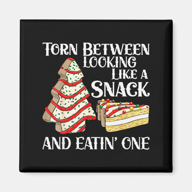 Imán Funny Christmas Tree Cake Torn Between Looking Lik (Frente)