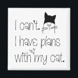Imán Funny Feline Disculpe No puedo tener planes con ga<br><div class="desc">Un diseño divertido para tu refrigerador con las graciosas palabras de excusa relacionadas con el felino, no puedo. Tengo planes con mi Gato, con tipografía negra informal y un lindo dibujo de un gato En un gorra de abejas con motivos del corazón. ¡También haría un gran regalo! El fondo blanco...</div>