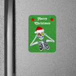 Imán Funny Skeleton Christmas Ornaments Stars Green<br><div class="desc">Este imán flexible tiene un divertido esqueleto con un sombrero de Santa Claus rojo que sostiene dos adornos de copos de nieve hasta sus ojos sobre un fondo verde con pequeñas motas de oro y dos estrellas rojas. Personalizar el texto de Feliz Navidad con la plantilla.</div>