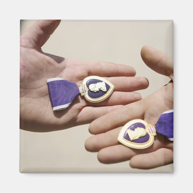 Imán Ganadores del Purple Heart muestran sus medallas (Frente)