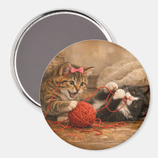 Imán Gatitos Adorables Jugando con Yarn Round Magnet