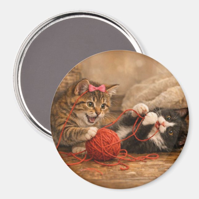 Imán Gatitos Adorables Jugando con Yarn Round Magnet (Anverso/Reverso)