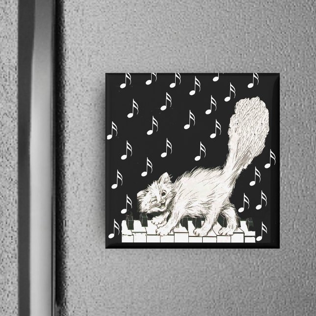 Imán Gato blanco en las llaves del piano (Winking white cat walking on piano keys with music notes on black square magnet.)