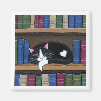 Imán Gato de Tuxedo durmiendo en biblioteca magnate de 