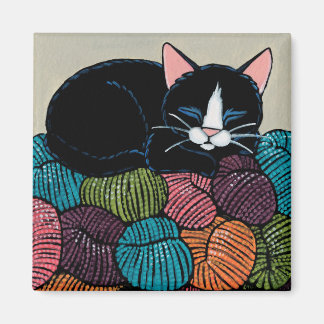 Imán Gato durmiente en la montaña del Ilustracion Yarn