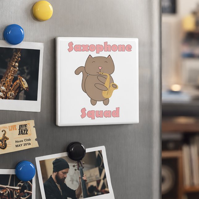 Imán Gato lindo de la banda de saxofón (A funny magnet with a saxophone playing cat and the text Saxophone Squad in pink letters.)