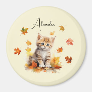 Imán Gato naranja atigrado lindo en hojas de otoño