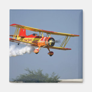 Imán Gene Soucy realizando acrobacias en Grumman