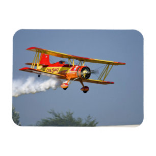 Imán Gene Soucy realizando acrobacias en Grumman
