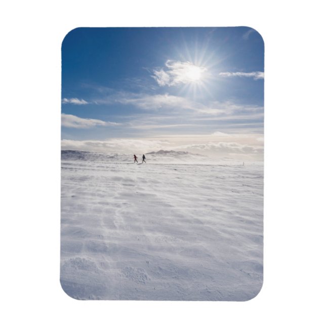 Imán Gente caminando sobre nieve, Islandia (Vertical)
