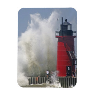 Imán Gente en el muelle observa grandes olas rompientes