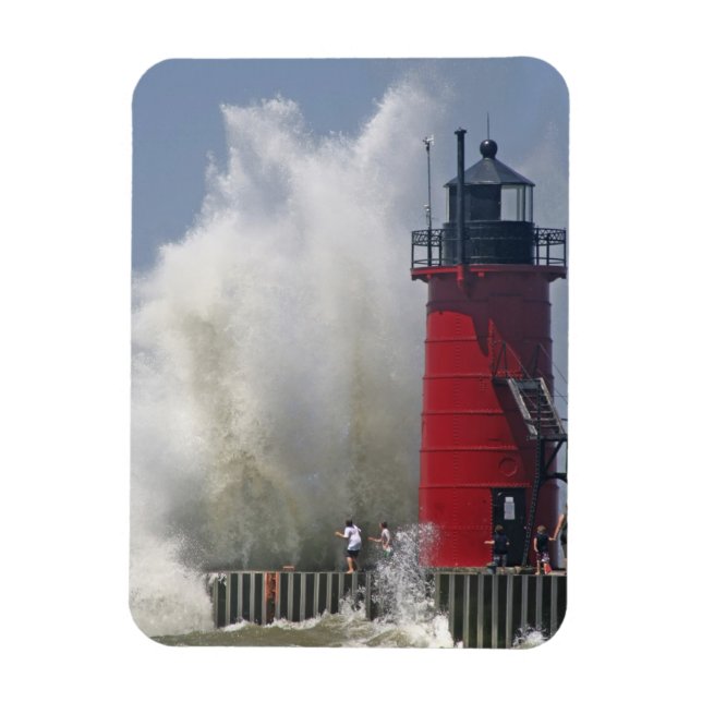 Imán Gente en el muelle observa grandes olas rompientes (Vertical)