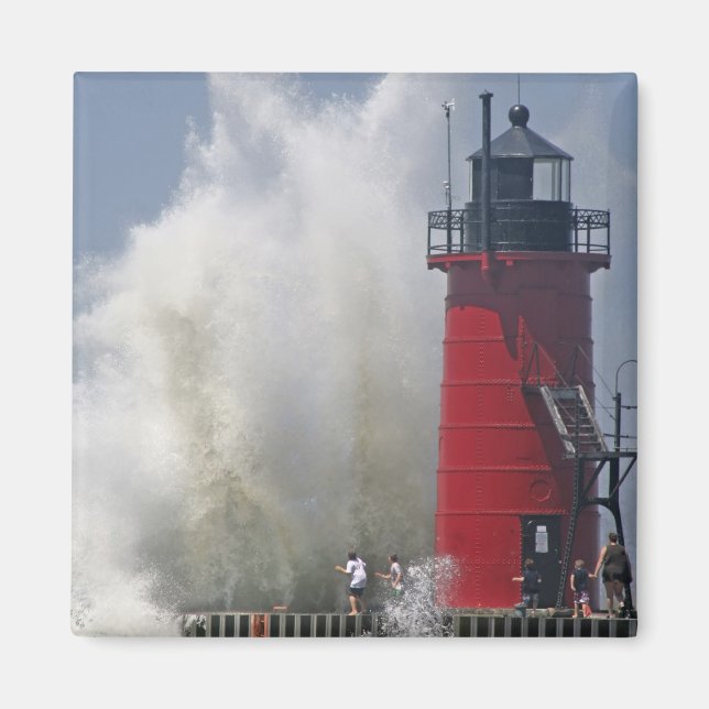 Imán Gente en el muelle observa grandes olas rompientes (Frente)