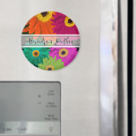 Imán Gerber Daisy Boda Magnets<br><div class="desc">Gerber coloridos en una profunda y oscura morada frambuesa brillante fucsia rosa alegre verde limón y verde azul Verde azulado Gerbera Daisy Bloom Bodas sellos y Pegatinas con nombres de novias y en dramático y caprichoso caligrafía. Perfecto para los Bodas de primavera, verano o otoño, o moda de cabaña al...</div>