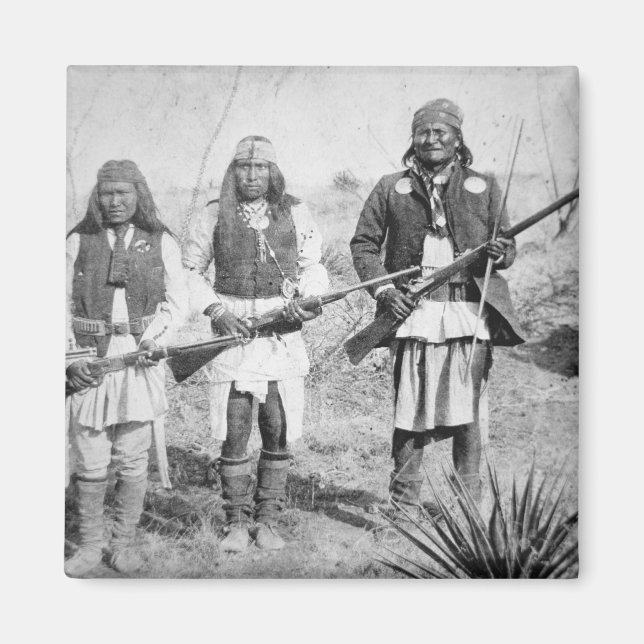 Imán Gerónimo y tres de sus guerreros apaches, 1886 (b) (Frente)