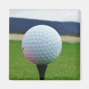 Imán globo de golf blanco en un campo de golf de montañ