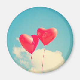 Imán Globos del corazón rojo contra cielo nublado