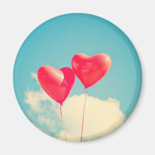 Imán Globos del corazón rojo contra cielo nublado