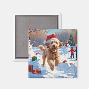 Imán Goldendoodle corriendo en la nieve con sombrero de