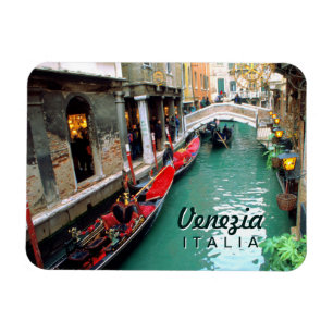 Imán Góndolas en un pequeño canal en Venecia