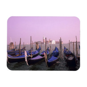 Imán Góndolas listas para turistas en Venecia Italia