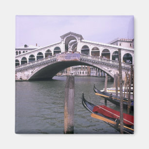 Imán Góndolas y turistas cerca del Puente de Rialto