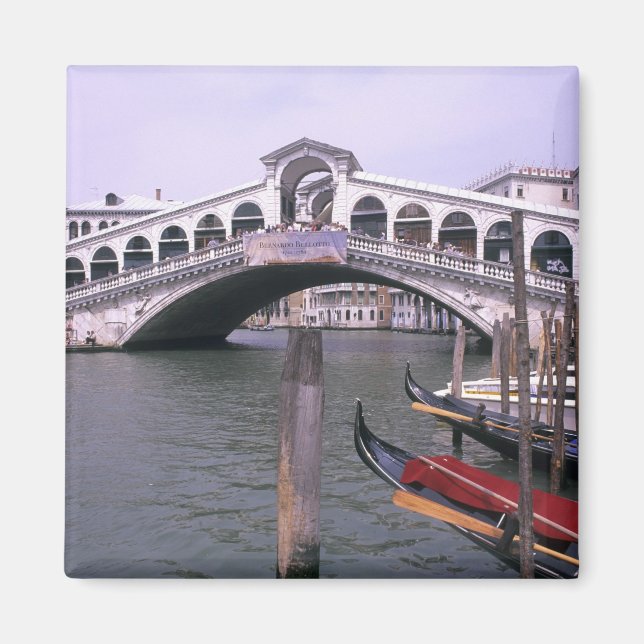Imán Góndolas y turistas cerca del puente de Rialto (Frente)