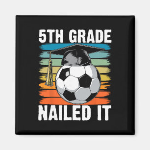 Imán Gorras de graduación de 5º grado Nailed It fútbol 