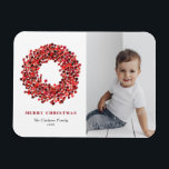 Imán Gouache Red Winterberry Wreath Photo Navidades<br><div class="desc">Trae la belleza del invierno a tu casa con nuestro imán de Navidades de fotos de personalizable, con una impresionante corona de winterberry roja gouache pintada a mano! Este elegante imán combina su preciada foto de vacaciones con un exquisito arte, lo que lo convierte en un lugar perfecto para la...</div>